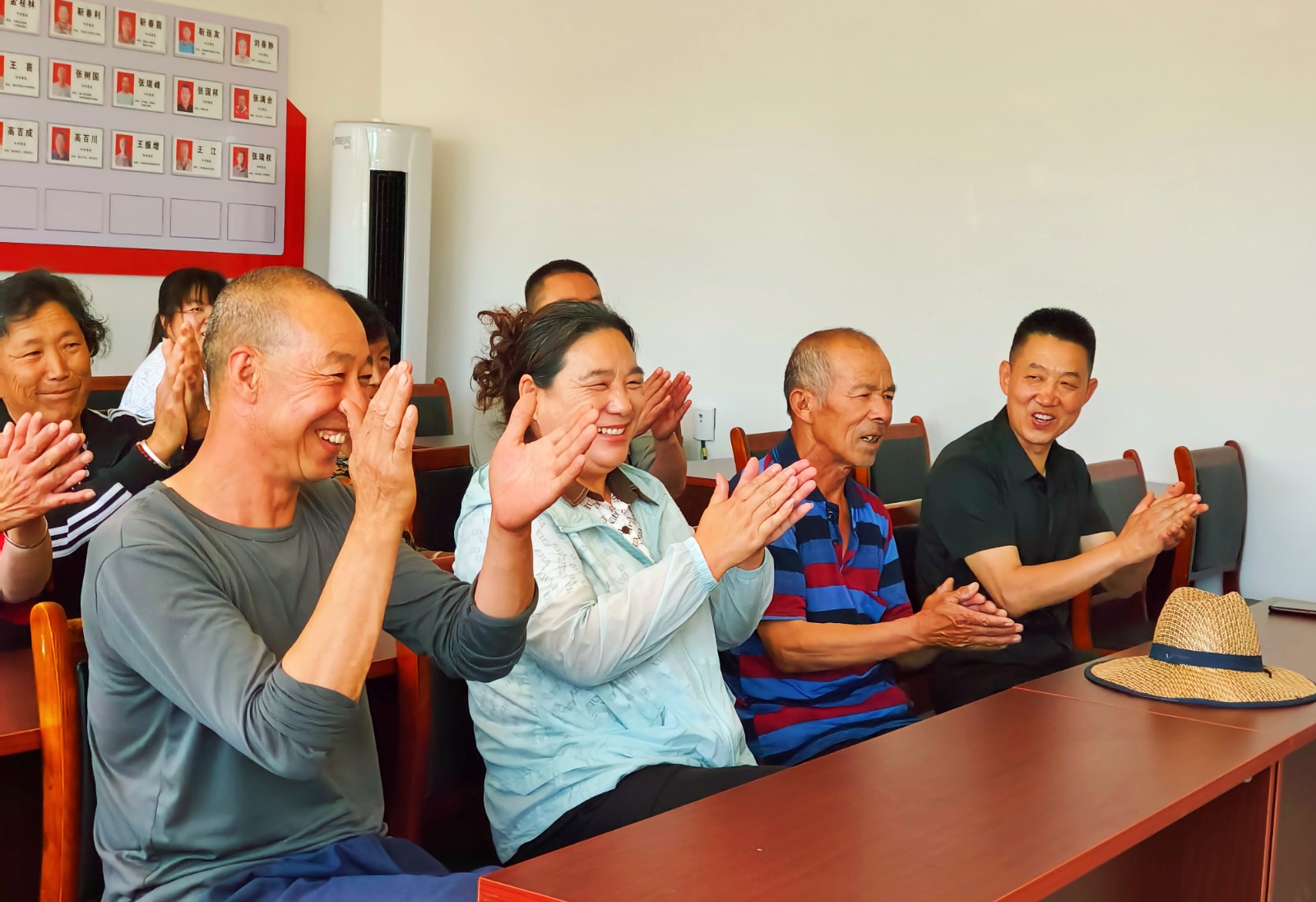 3图为村民对志愿者们的到来表示热烈欢迎